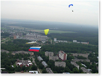Полеты с флагами на парамоторе (Троицк, июнь 2005).