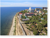 Вид на Анапский маяк из-под крыла параплана (август 2020).
