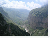 Вид за гору Зинки на долину реки Чегем и Эль-Тюбю.
