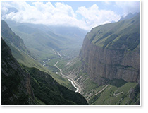 Вид за гору Зинки на долину реки Чегем и Эль-Тюбю (август 2005).