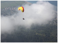 Гагра. Параплан над формирующимся облаком (август 2012).