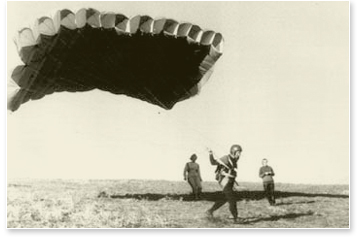 Первый начальник СКДК Дилергиев П. Н. с парапланом СПП-30.