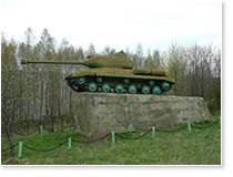 Танк ИС-2 справа у дороги в Одинок (май 2007).