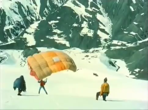 Кадр из художественного фильма "Парашютисты" (1984 г).