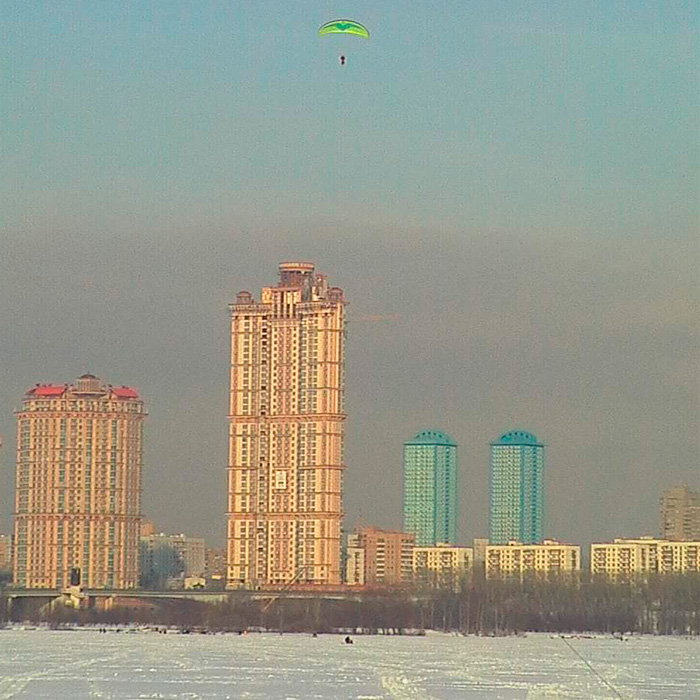 Москва. Буксировочные полеты дельтаклуба МАИ на Строгинской пойме.