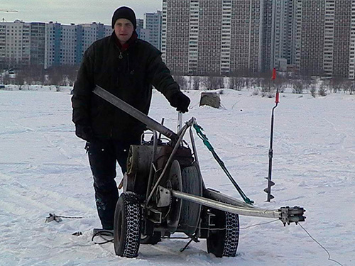 Оператор Алексей Баранов с буксировочной лебедкой дельтаклуба МАИ