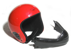 Парапланерный шлем со съемной защитой лица.