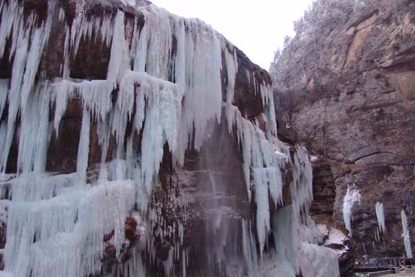 Чегемские водопады зимой — лед и солнце. 