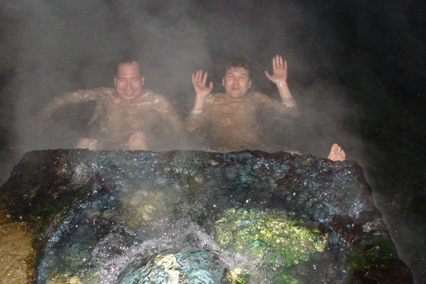 Гейзер — горячий бассейн посреди сугробов.