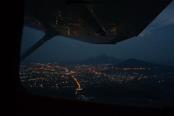 Вид на ночной Пятигорск из-под крыла самолета завораживает.