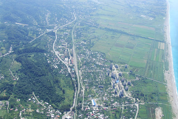 Вид на юг. Под крылом параплана новая Гагра.