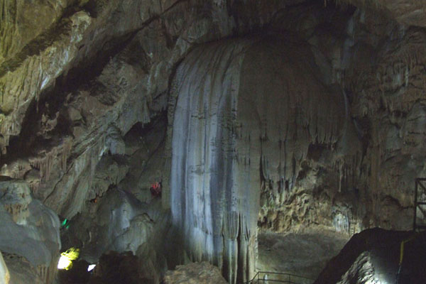 Достопримечательность пещеры — каменный водопад.