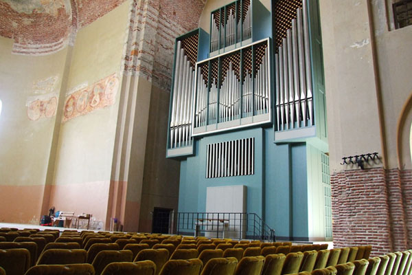 Внутри храма концертный зал с органом.