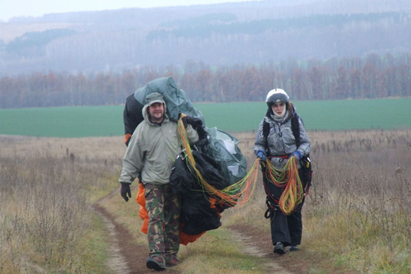 Истинный джентльмен всегда поможет даме.