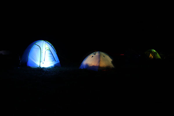 Палатки в ночи.