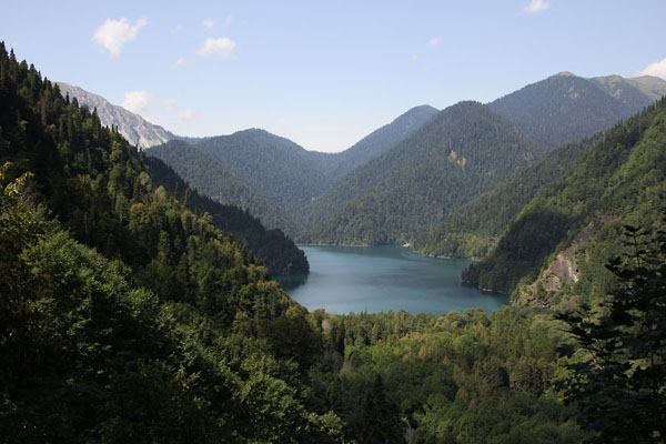 Озеро Рица — одна из жемчужин Абхазии.