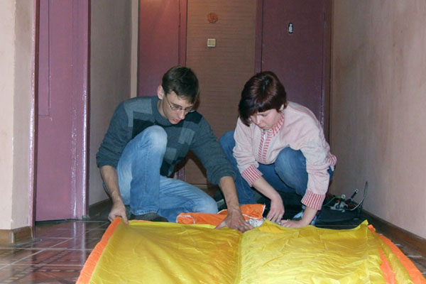 На улице дождик, а в доме занятия по переукладке запасного парашюта.