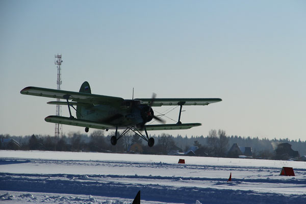 Ан-2 идет на взлет.