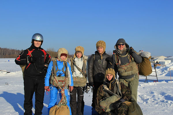 Наши парашютисты.