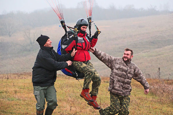 Затем вытолкали самого подстрекателя Игоря.