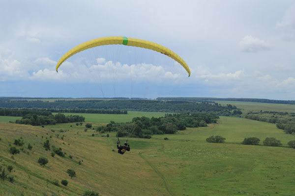 На параплане Блюз летит Сергей Пухирь.