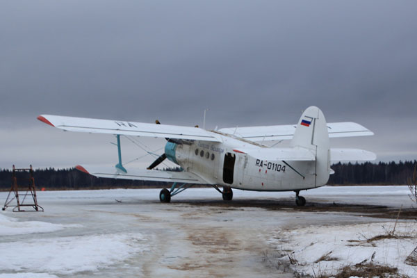 Ан-2 на старте. Весь борт занят парапланеристами клуба "Первый шаг".