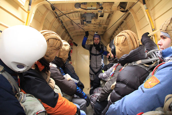 Парапланеристы клуба Первый шаг на борту Ан-2.