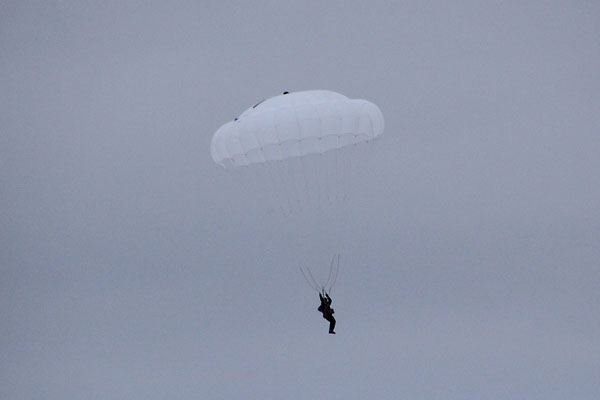 Увесистым парашютистам дают парашют побольше: Д-10.