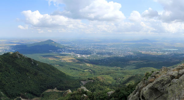 Вид с вершины горы Бештау на Машук, Пятигорск и, если внимательно присмотреться, правее Пятигорска можно разглядеть Юцу.