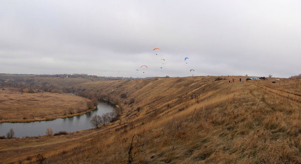 Осенняя панорама основного парапланерного склона в Вяжах.