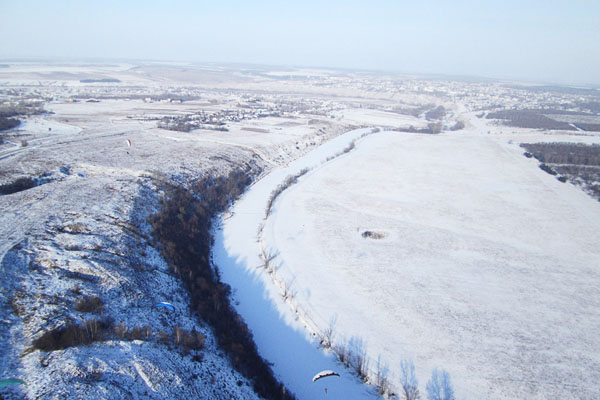 Зимний вид на Новосильский склон с высоты около 200 м над стартом. Город Новосиль просматривается в правом верхнем углу картинки.