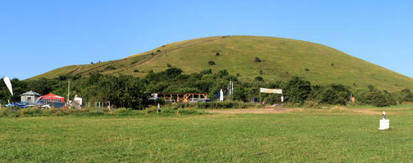 Вид на Юцкий лагерь и гору с взлетной полосы аэродрома.