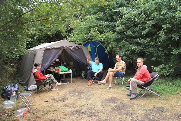 Палатки клуба "Первый шаг" удобно разместились на небольшой полянке, прикрытые от солнца и ветра кустами и деревьями.