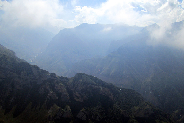 Вид от Амфитеатра на гору Зинки. Маленькие белые точки у горы — это парапланы, летающие там в бризовом потоке.