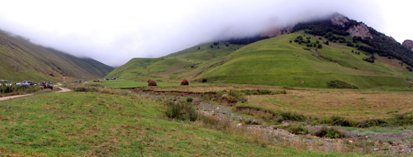 Вид от въезда в Чегемскую долину. Слева за кошарой лагерь Марата. Справа от дороги в глубине долины лагерь Назира. Гора Зинки наглухо запечатана облаками.