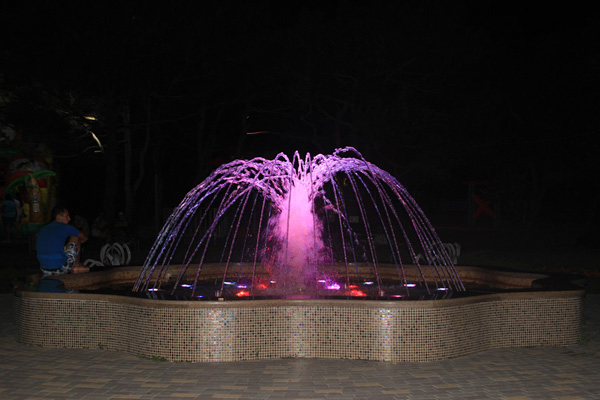 Вечером в центре рощи можно полюбоваться на подсвеченный фонтан,...