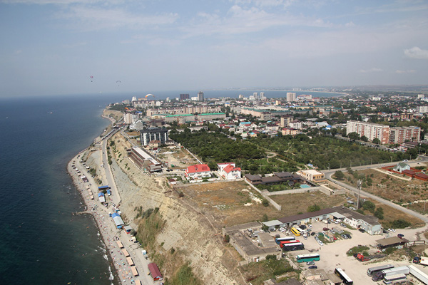 Зеленое пятно в центре кадра — Ореховая роща.