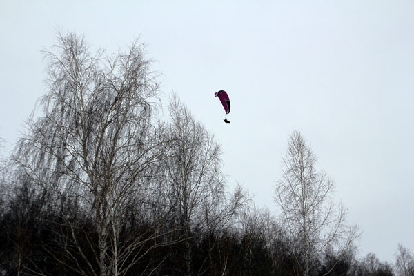 Саня Кожевников неторопливо выплывает из-за леса после обкрутки зимнего термика.