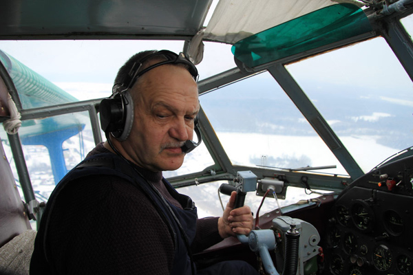 Ан-2 в руках Сергея Березенко творит чудеса. Взлет
почти с места. Приземление точно к месту погрузки парашютистов.
Развороты практически над точкой выброски.