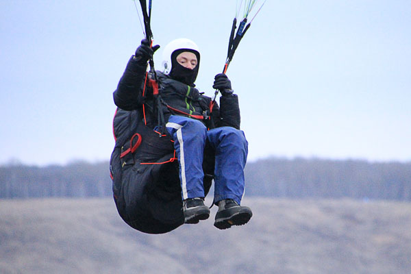 В воздухе Олег чувствует себя уверенно, но над техникой старта, особенно если площадка слегка присыпана снегом, еще нужно поработать.