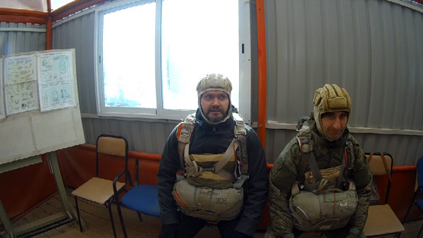 Парашюты одеты. Ждем команду на погрузку в самолет.