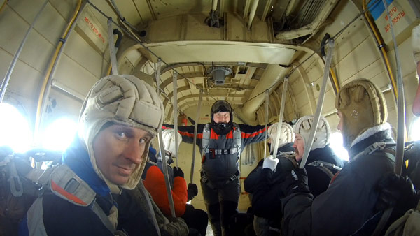 Все на борту. Остается пристегнуть парашюты к вытяжным фалам и можно на взлет.