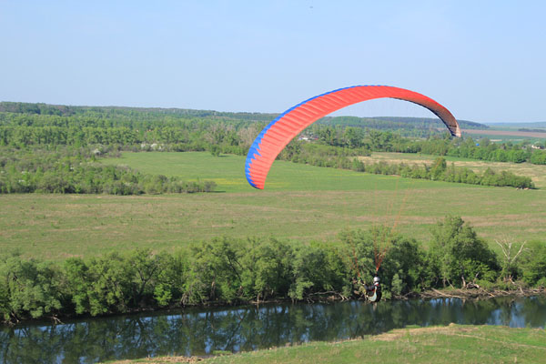 Саня Тарасов в воздухе над северным учебным склоном в Новосиле.
