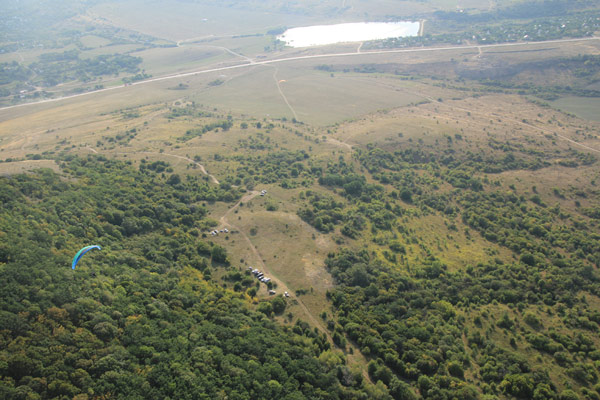 Вид на поляну и парапланерный лагерь Тас-Тау.