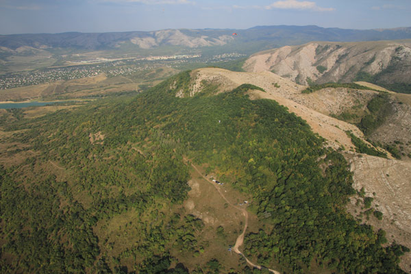 Вид на Тас-Тау с запада. Внизу поляна лагеря.