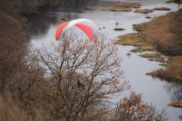 Саня Морозов случайно потерял высоту, но не растерялся и полетел в маршрутный полет на другую сторону речки Зуша.
