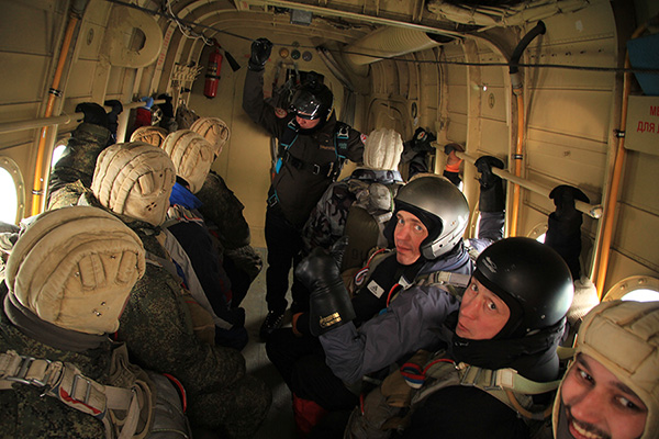 На борту Ан-2 немного тесновато, но зато все парашютисты клуба "Первый шаг" поместились в один взлет.