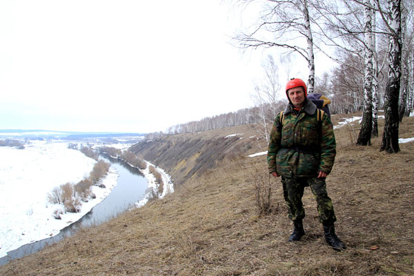 Прогноз на 10 марта тоже был плохой, но на склон в Одинке мы забрались.
В лесу сугробы по колено и выше, а сам склон уже оттаял.