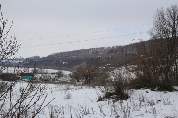 Завершающая фотография выезда. Вид на склон Одинка и заходящие на посадку парапланы.