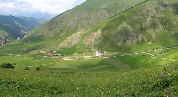 Вид со старта на долину и парапланерные лагеря Марата и Назира.
